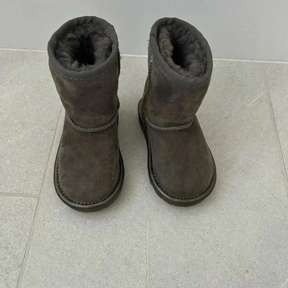 UGG CLASSIC  II Kids
Size 6 C grey - Picture 2 of 11